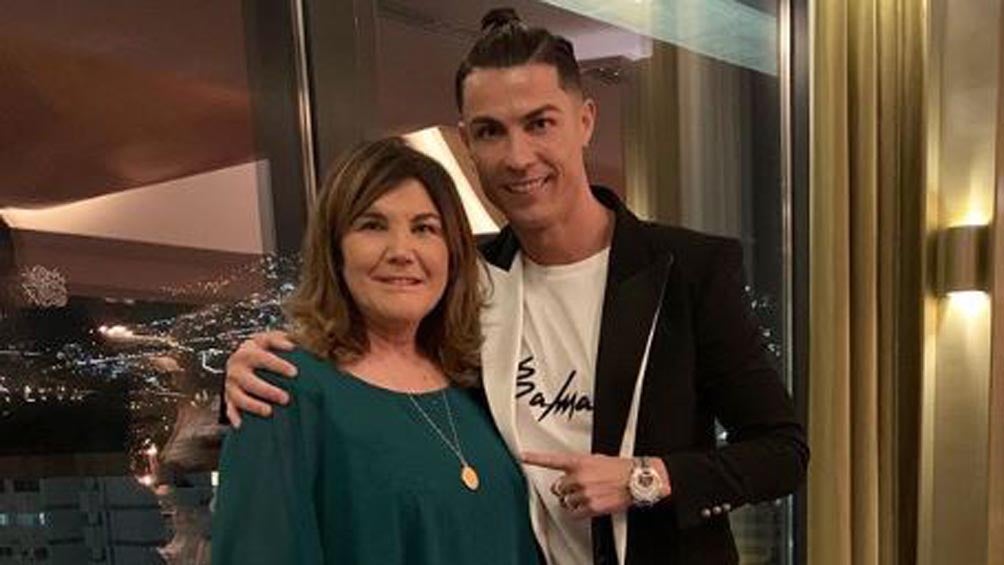 Cristiano festeja a lado de su madre