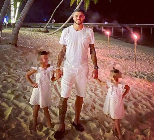  Mauro Icardi celebra con sus hijas el año nuevo