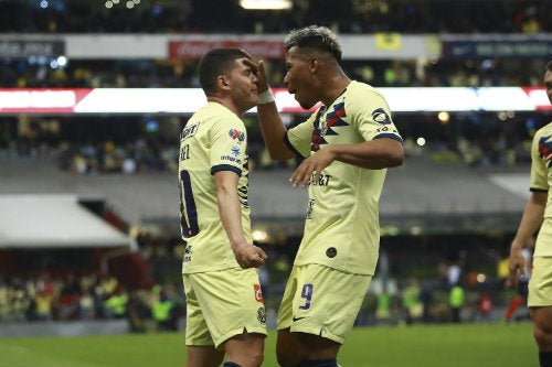 Roger Martínez y Richard Sánchez festejan un gol con América