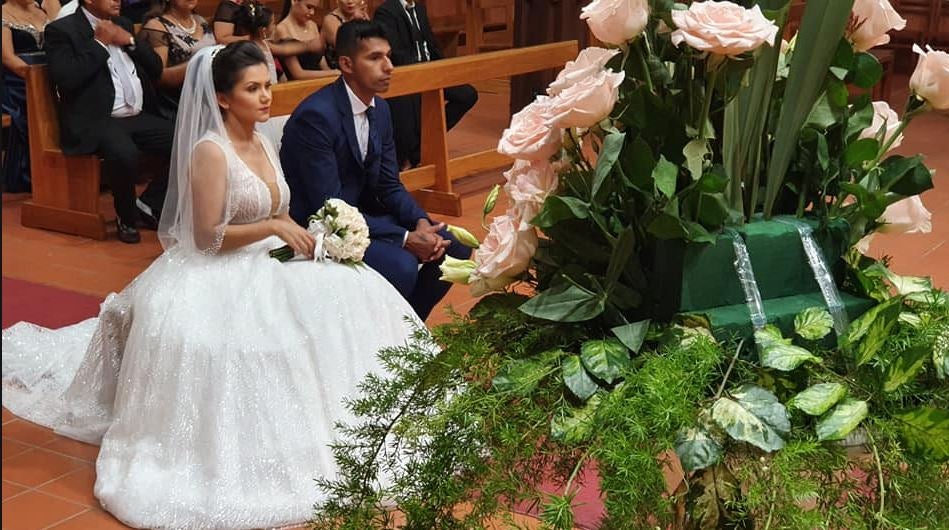 Gilbert Álvarez y su novia en la boda