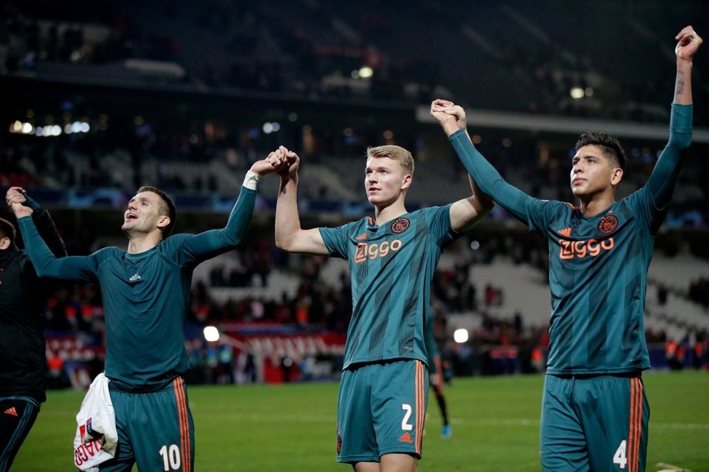 Edson Álvarez y sus compañeros después de un partido con Ajax