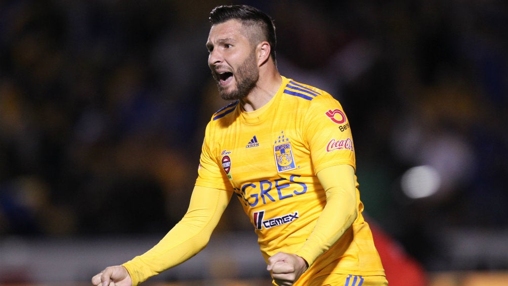 Gignac festeja un gol con Tigres en el Volcán 