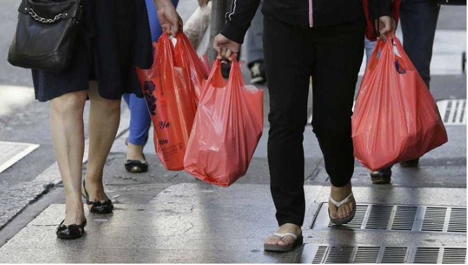 Personas usando bolsas de plástico