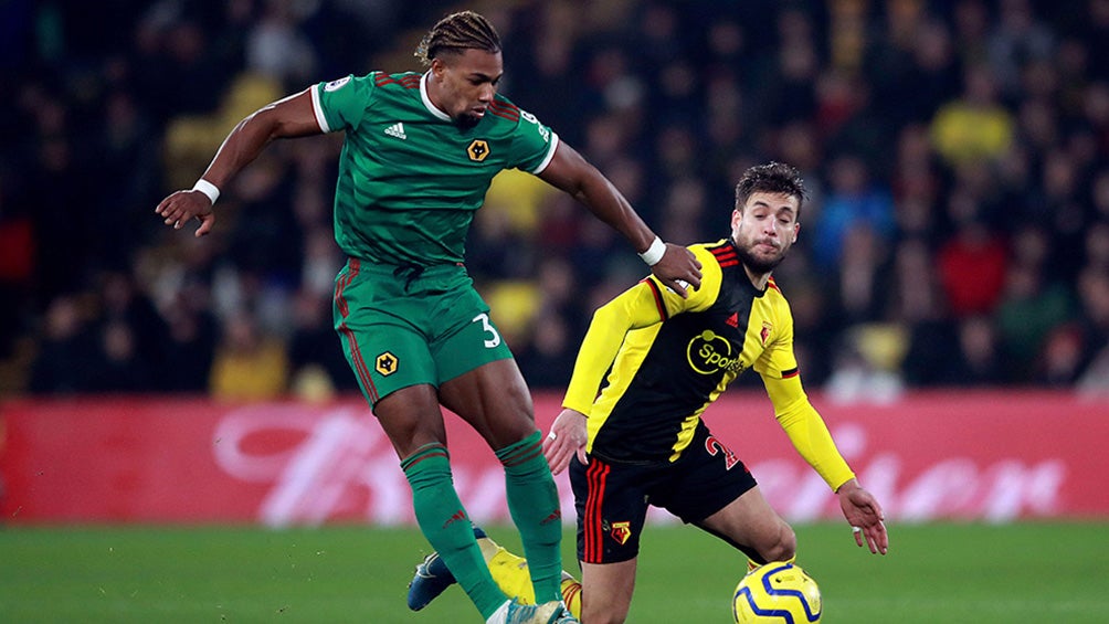 Traoré, jugando con una playera sin publicidad vs Watford