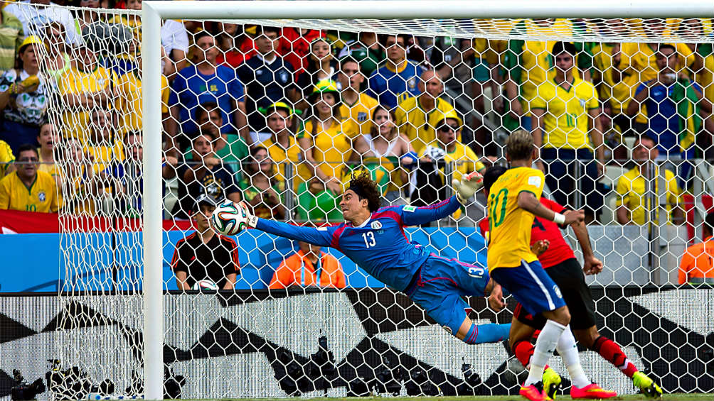 Guillermo Ochoa ataja cabezazo de Neymar