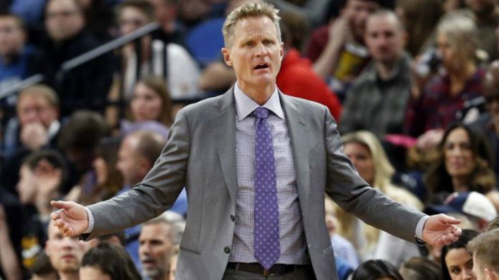 Kerr reclama una jugada en un partido de los Warriors 