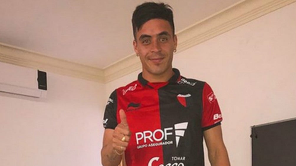 Brian Fernández posando con la playera de Colón