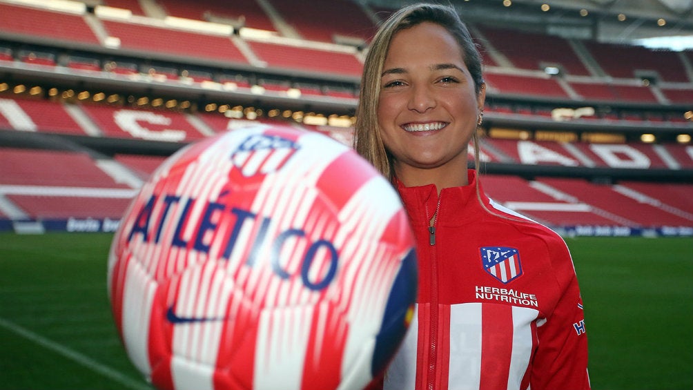 Deyna Castellanos vestida como rojiblanca