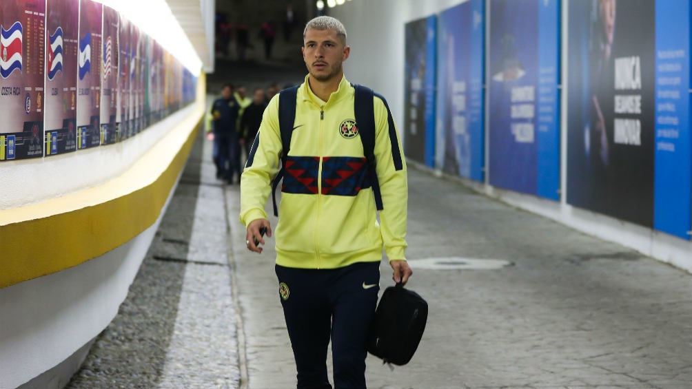 Guido Rodríguez llegando a las inmediaciones del Estadio Azteca 