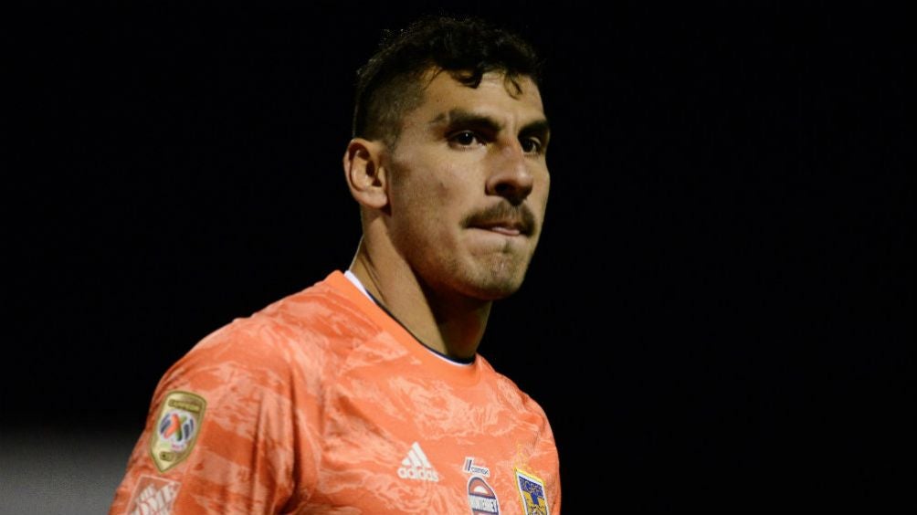 Nahuel Guzmán en partido con Tigres