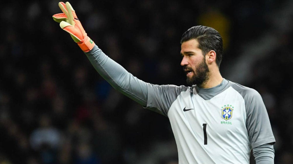 Alisson Becker participando con la Selección de Brasil