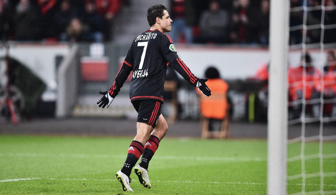 Javier Hernández celebrando un gol con el Bayer Leverkusen