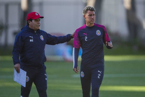 Alberto Coyote y Cristian Calderón en una práctica de Chivas