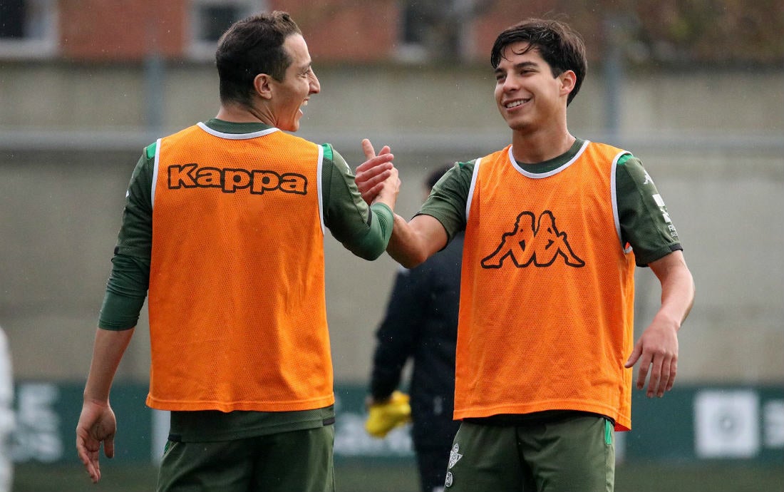 Diego Lainez y Andrés Guardado durante un entrenamiento de Real Betis