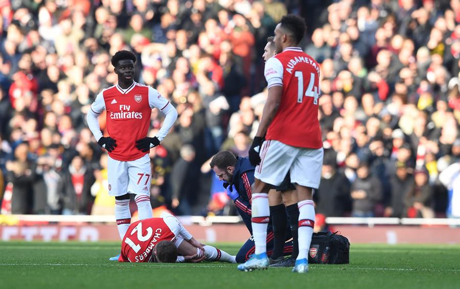 Chambers es atendido por los médicos del Arsenal