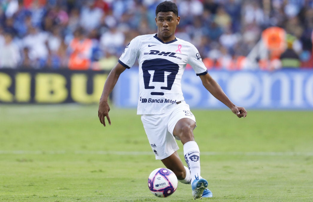 Jeison Angulo durante un partido de Pumas