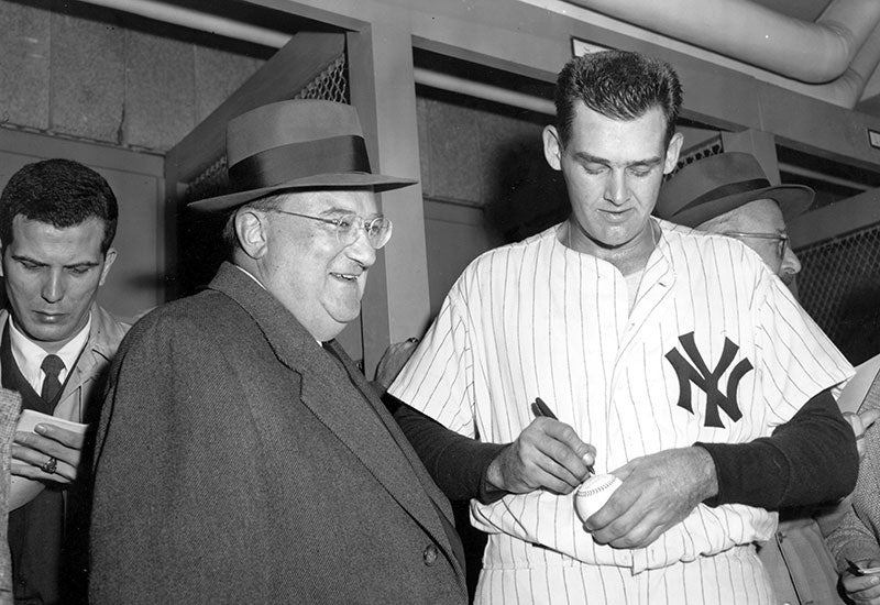 Don Larsen firma una pelota para Walter O'Malley después del juego perfecto