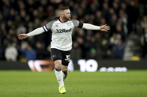 Wayne Rooney durante el duelo entre Derby County y Barnsley