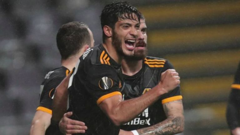 Raúl celebra uno de sus muchos goles con los Wolves 