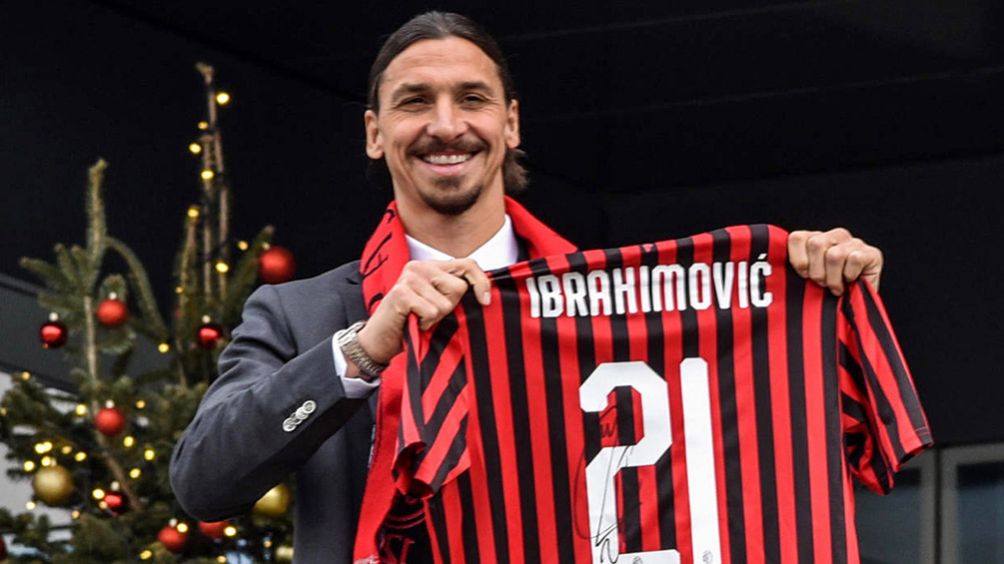 Ibrahimovic posa con el dorsal 21 que usará con el Milan