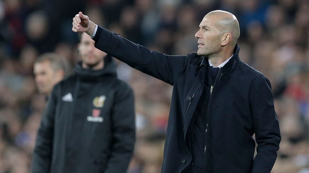 Zidane da una indicación en un partido del Real Madrid