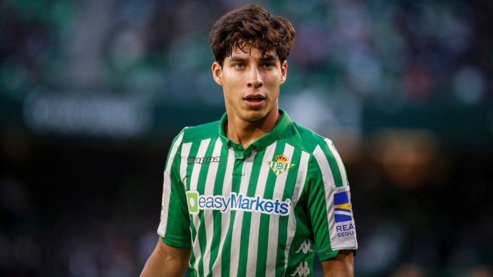 Diego Lainez en un juego con el Betis