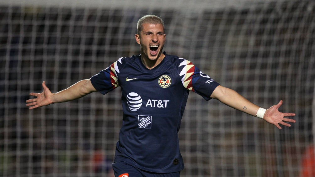 Guido Rodríguez festeja un gol con América