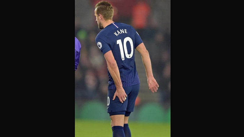 Harry Kane se toca la pierna tras lesionarse 