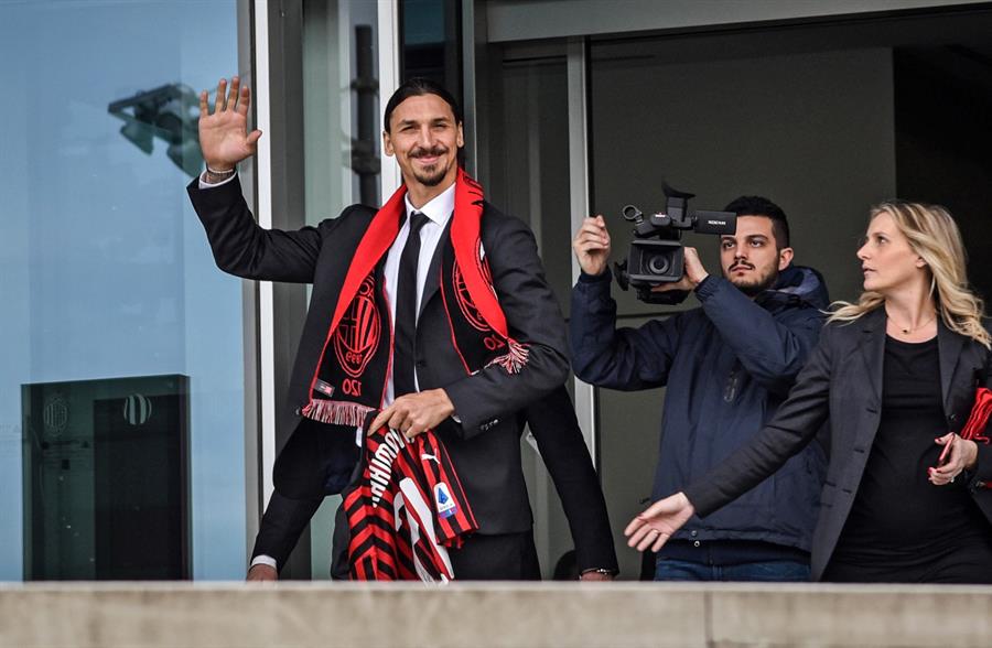 Ibrahimovic saluda en su presentación con el Milan