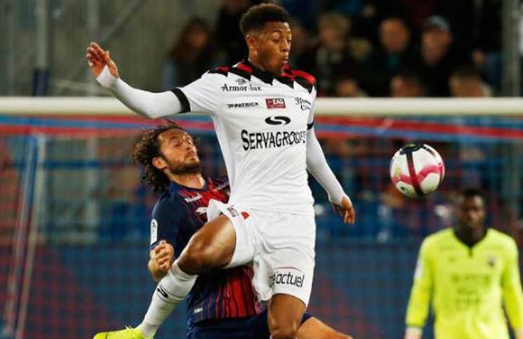 Nathael Julan en acción con Guingamp