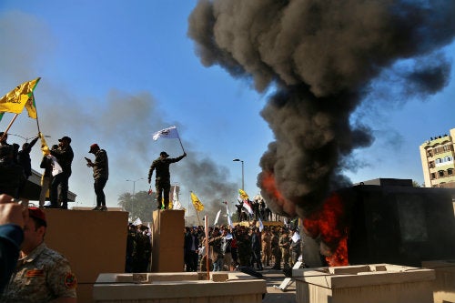 Manifestanes protestan en la embajada de EU en Bagdad