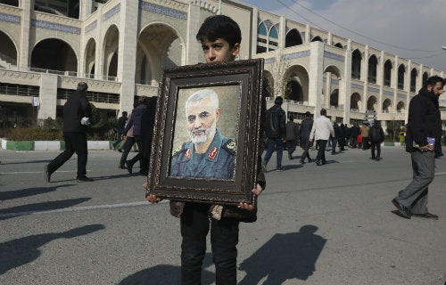 Un niño iraní con el retrato de Qassem Soleimani 