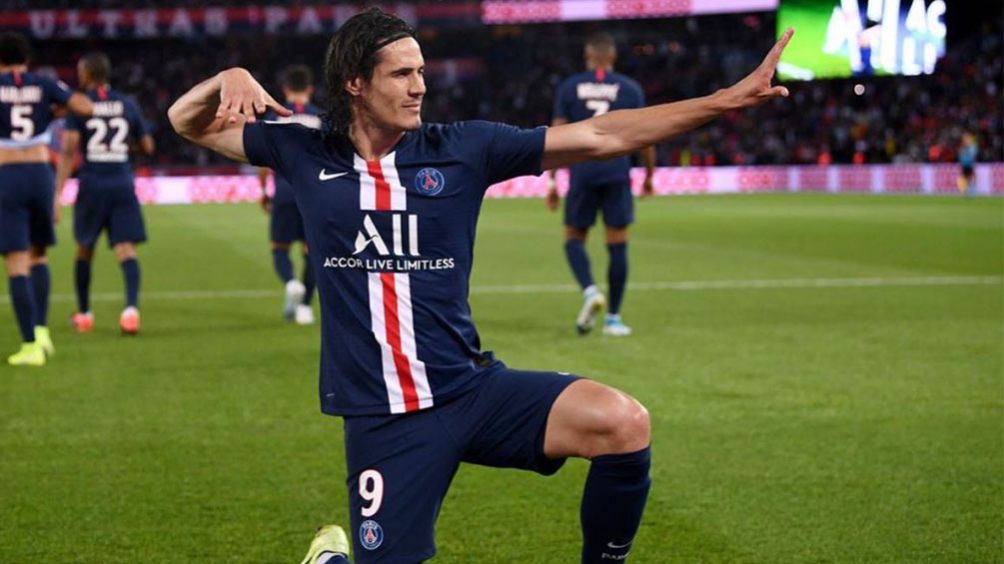 Cavani festeja un gol con el PSG