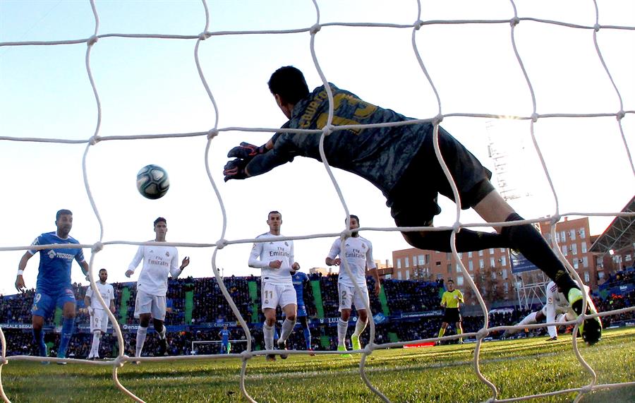 Courtois se lanza para evitar un gol