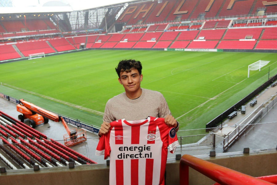 Richard Ledezma posa con la playera del PSV