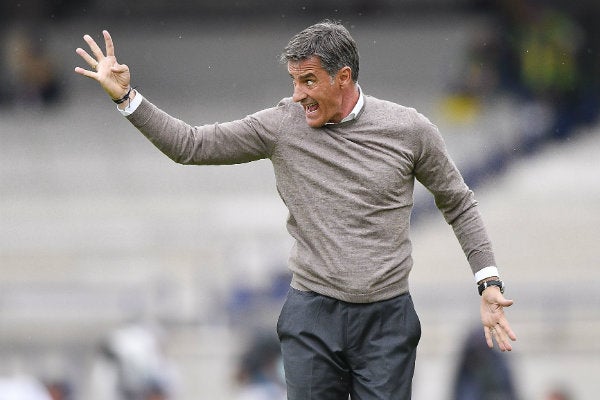 Míchel, técnico de Pumas, dirigiendo desde la línea de banda