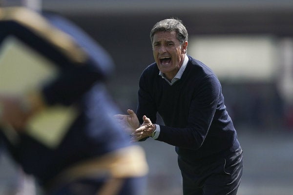 Míchel, técnico de Pumas, dirigiendo desde la línea de banda