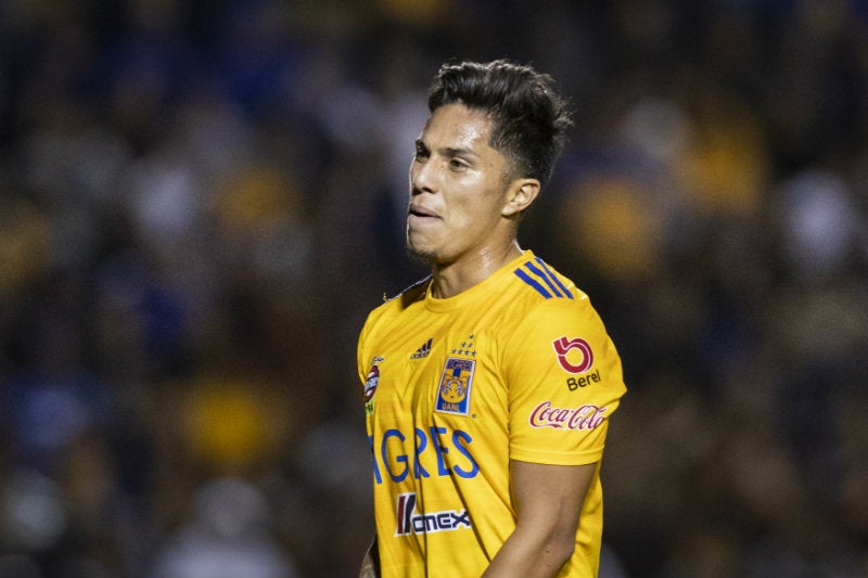 Carlos Salcedo en partido con Tigres