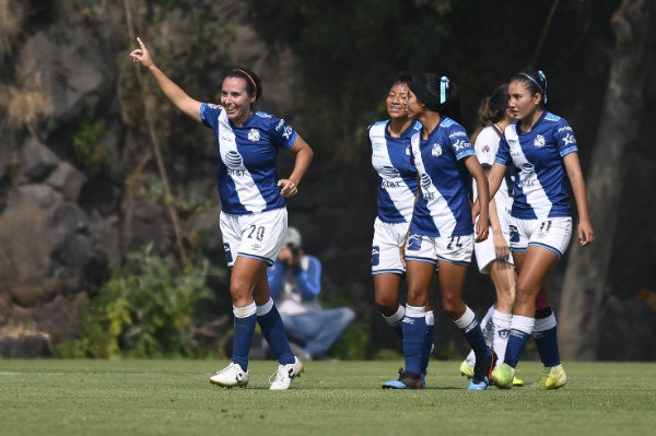 Mirelle Arciniega celebrando una anotación