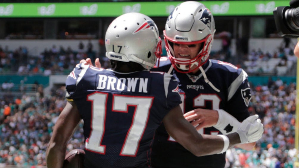 Antonio Brown, en festejo con Tom Brady, durante su etapa con Patriots