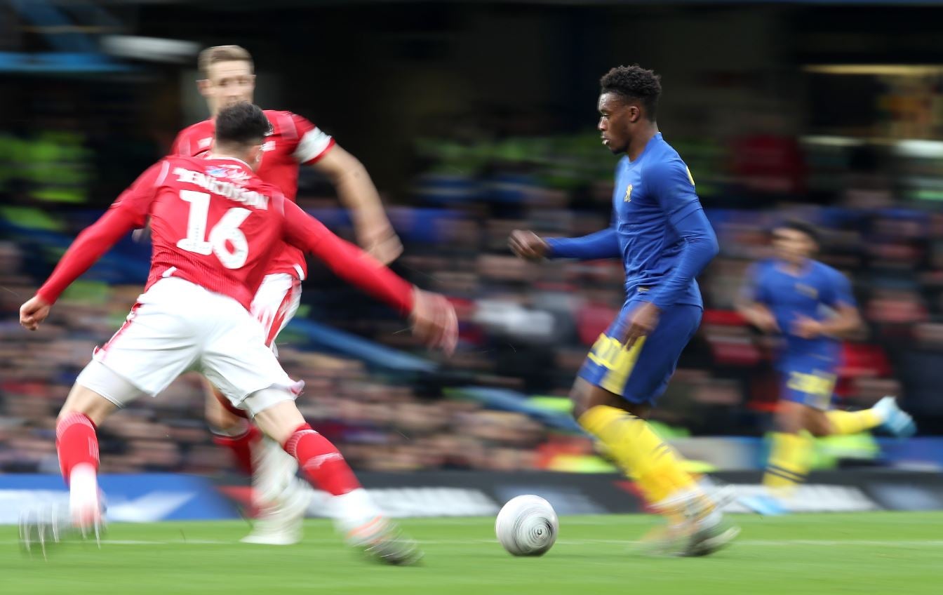  Hudson-Odoi, encara a velocidad a la defensa del Nottingham Forest