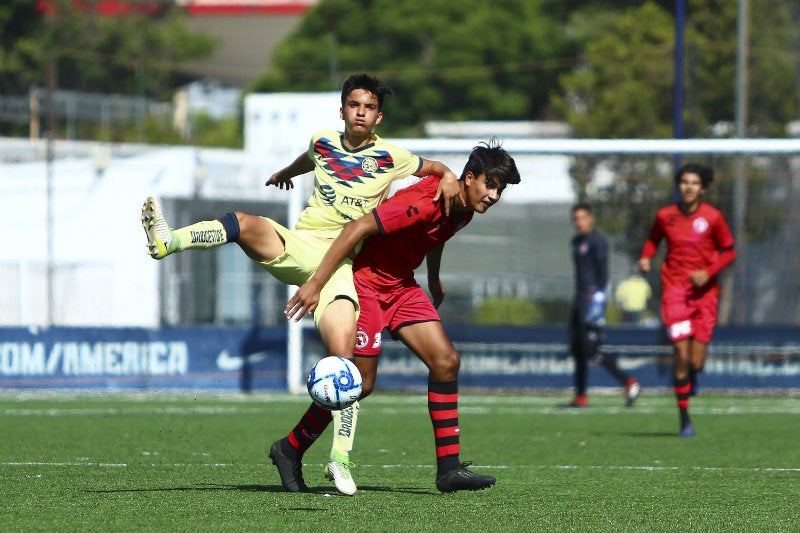 Omar Lomelí en partido con América 