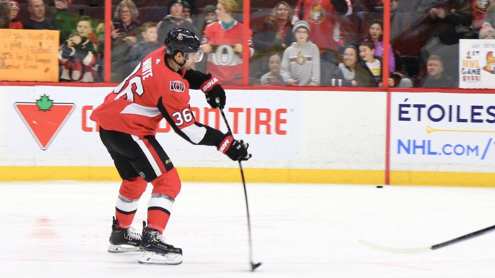 Colin White durante el juego ante Tampa Bay Lightning 