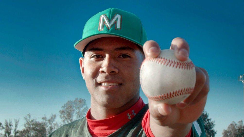 Jared Loyo presume la pelota