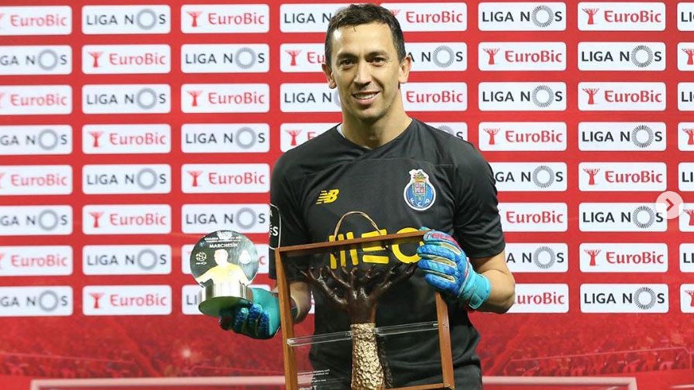 Marchesín recibe un premio a Portero del Mes con Porto