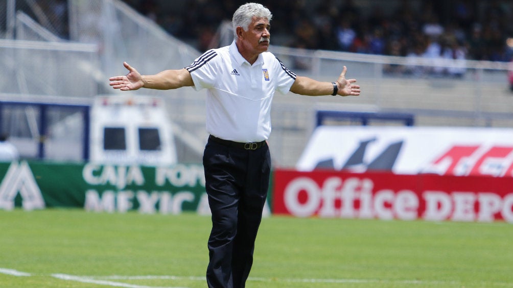 Ricardo Ferretti, durante un juego de los Tigres