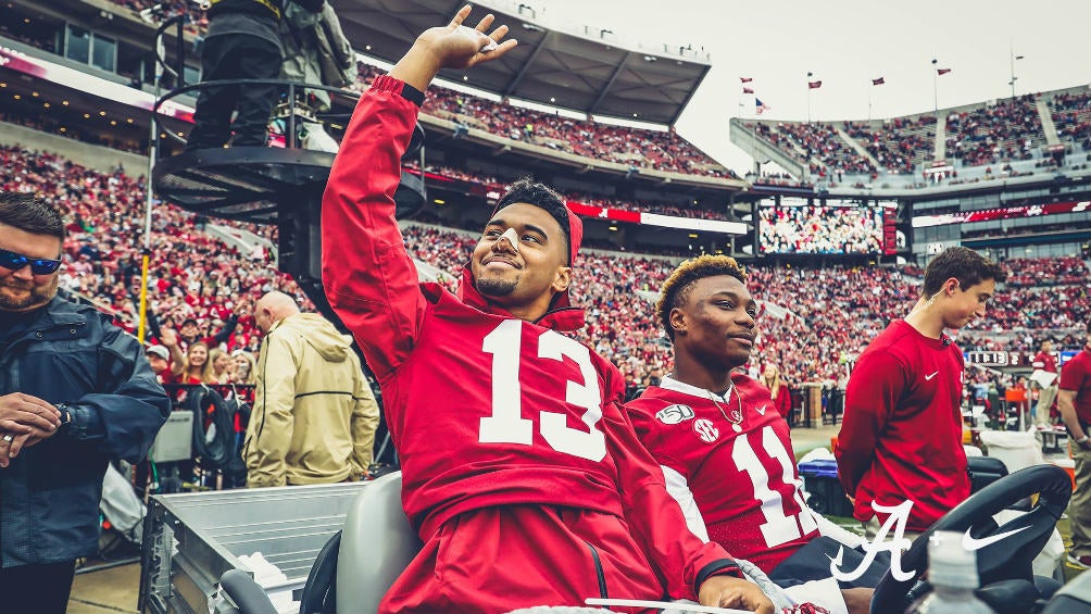 Tua Tagovailoa durante un partido de Alabama