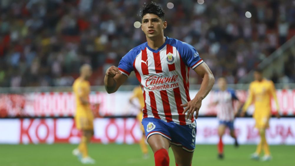 Alan Pulido celebrando una anotación con Chivas