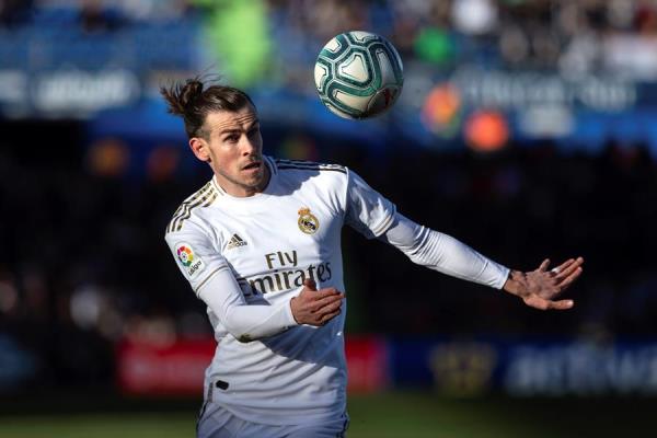 Bale controla el balón