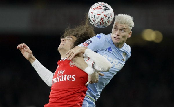 Matteo Guendouzi y Ezgjan Alioski disputan el esférico